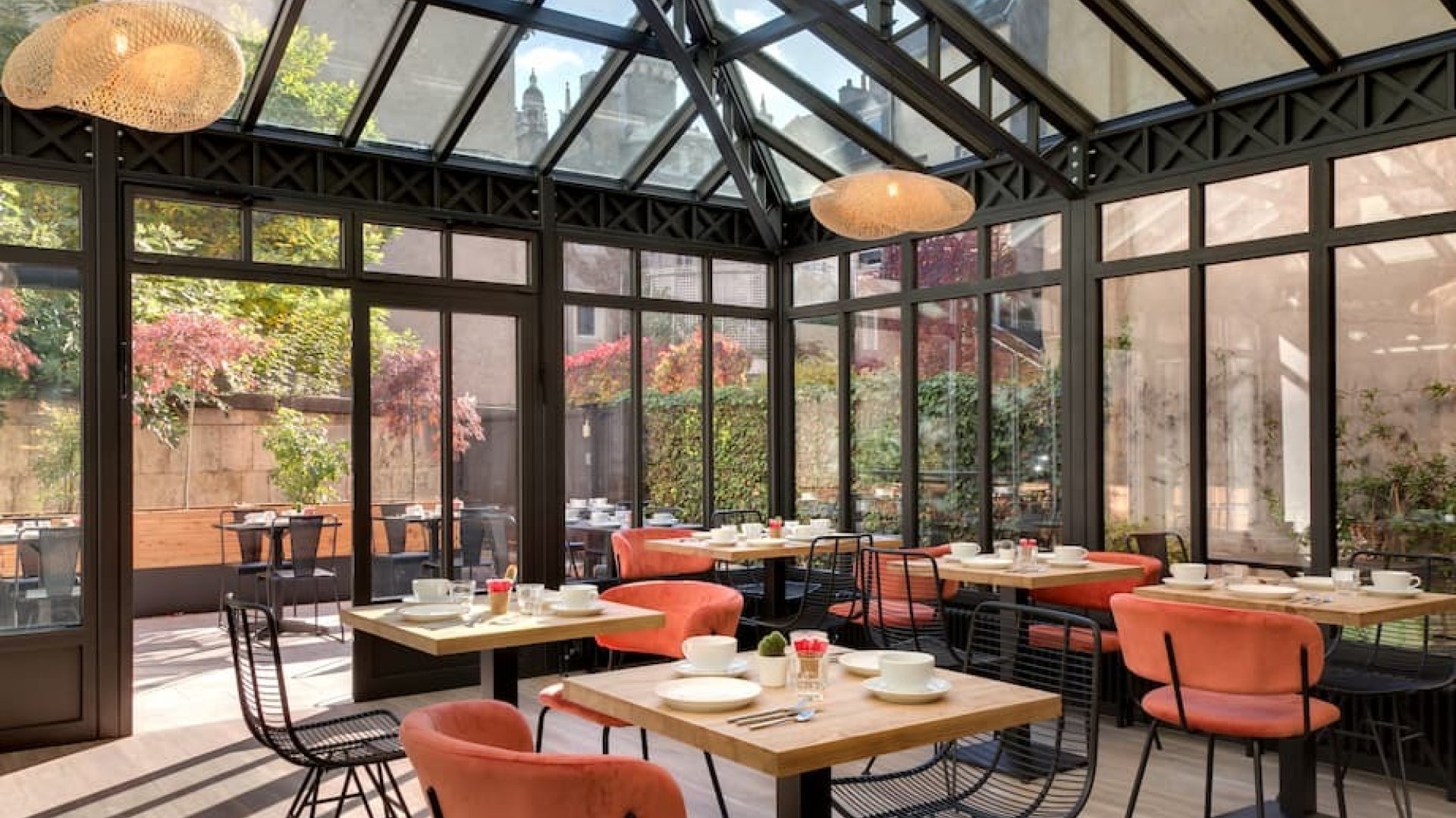 Petit dejeuner sous la verriere